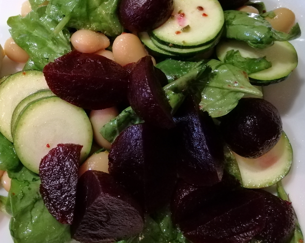 Raw salad with zucchini, beets, salad and beans.
